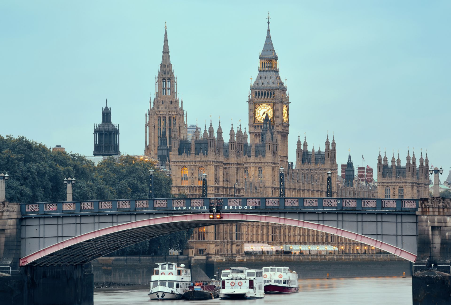 アーチが美しいランベス橋越しに見る国会議事堂　@istock