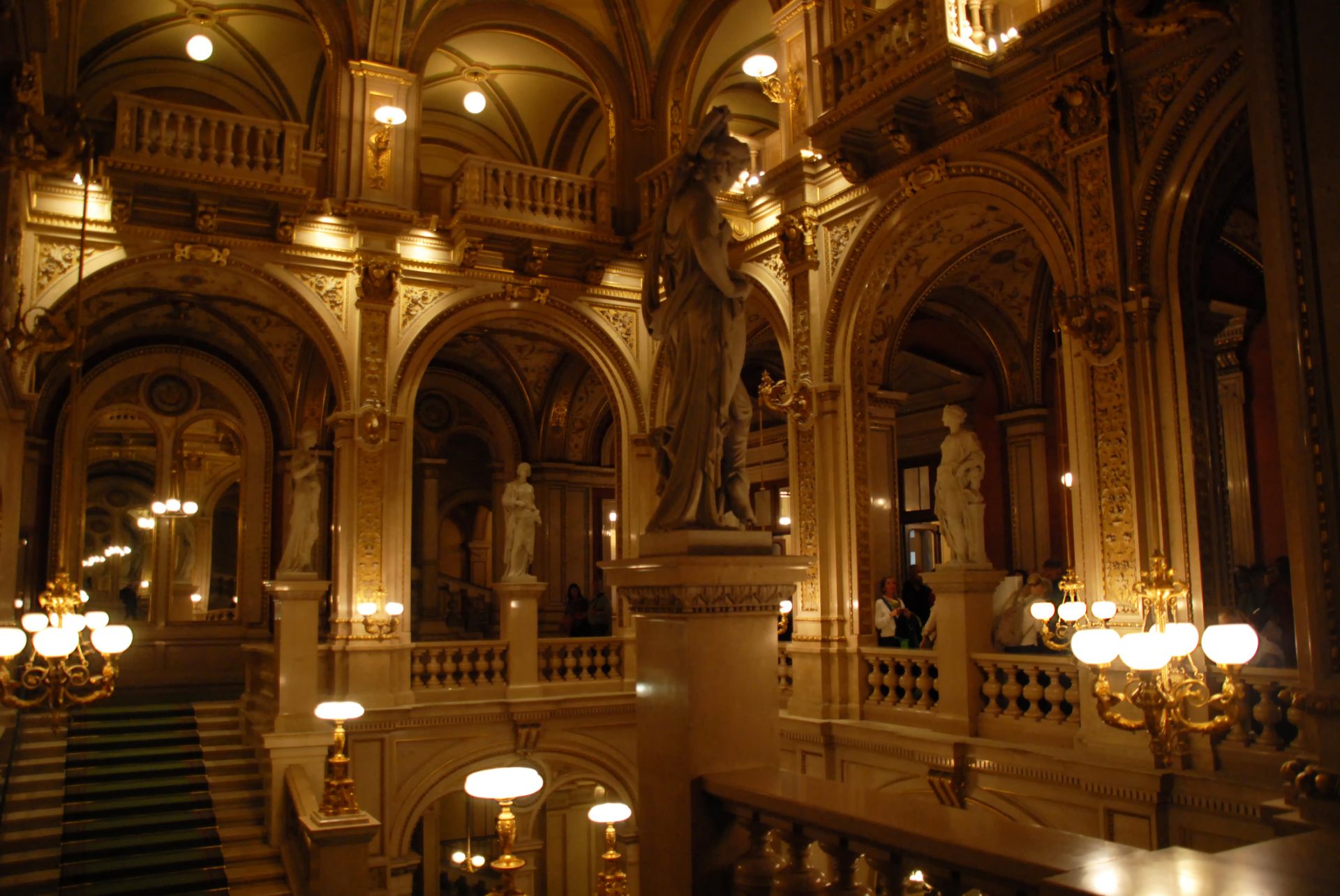 宮殿のようなオペラ座の正面中央階段は絶好のフォトスポット　@istock