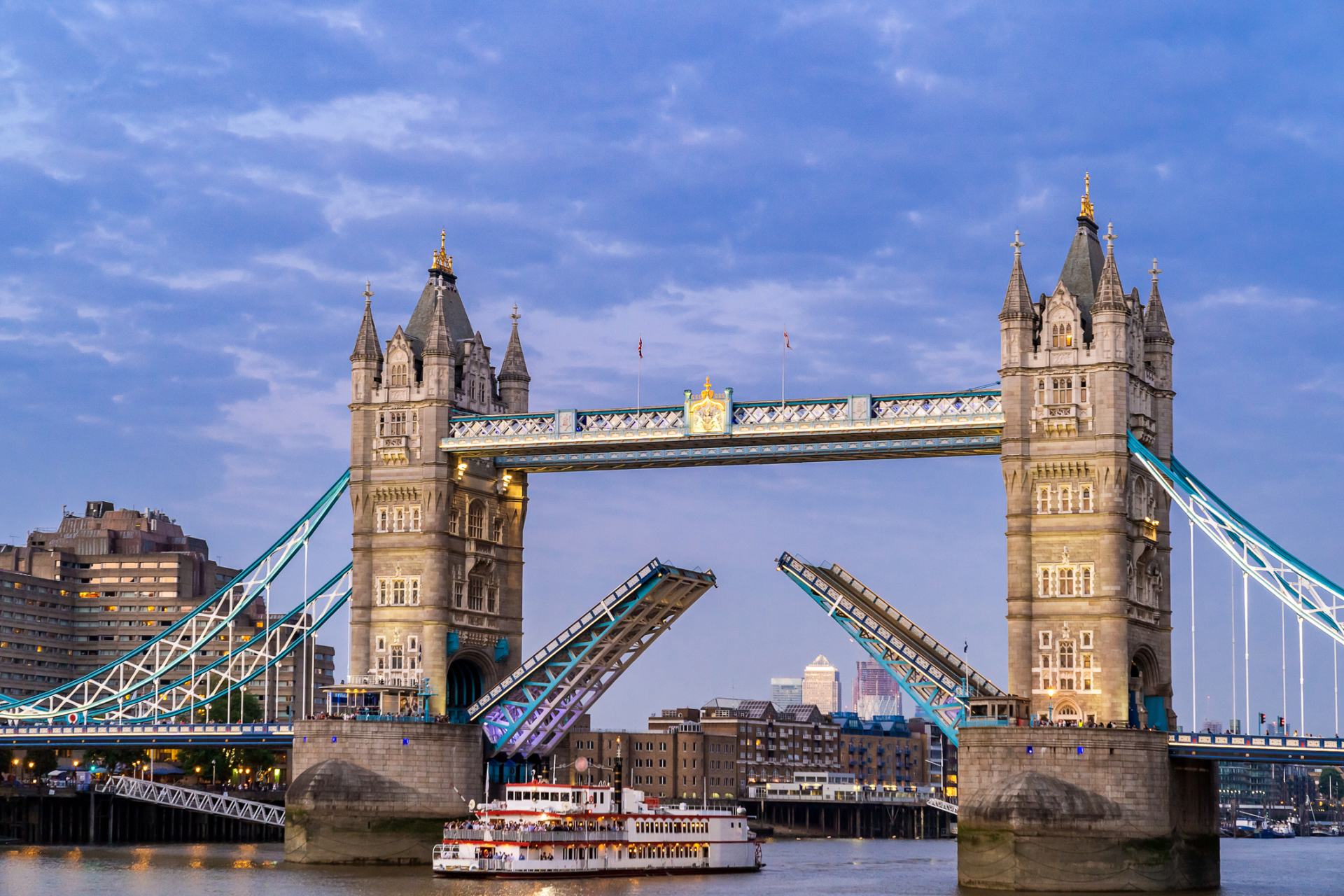 ロンドンのタワーブリッジ（Tower Bridge）[予告編2：30あたり]　@istock