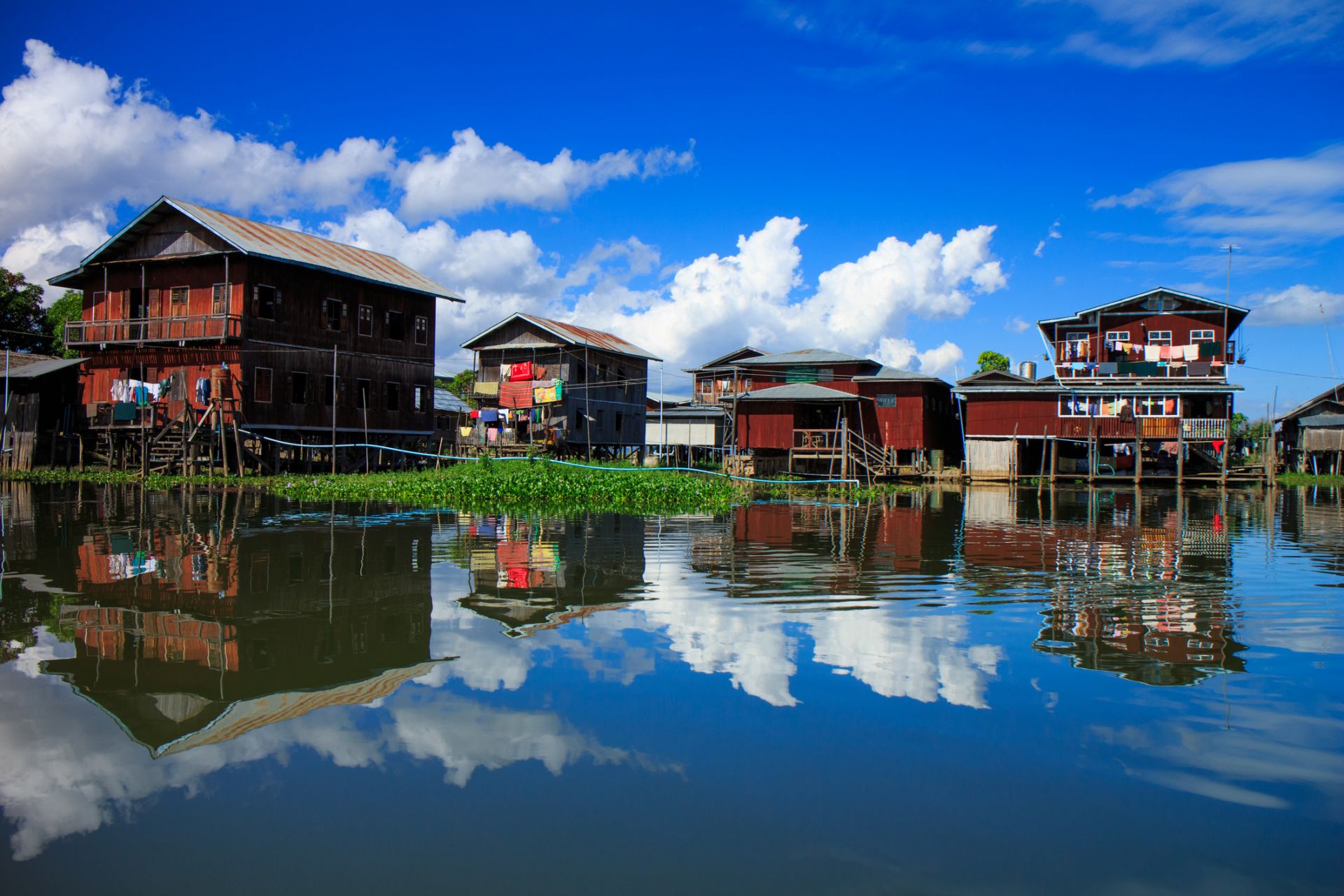 青い空を映す美しい湖上には少数民族の住居や工房もある　@istock