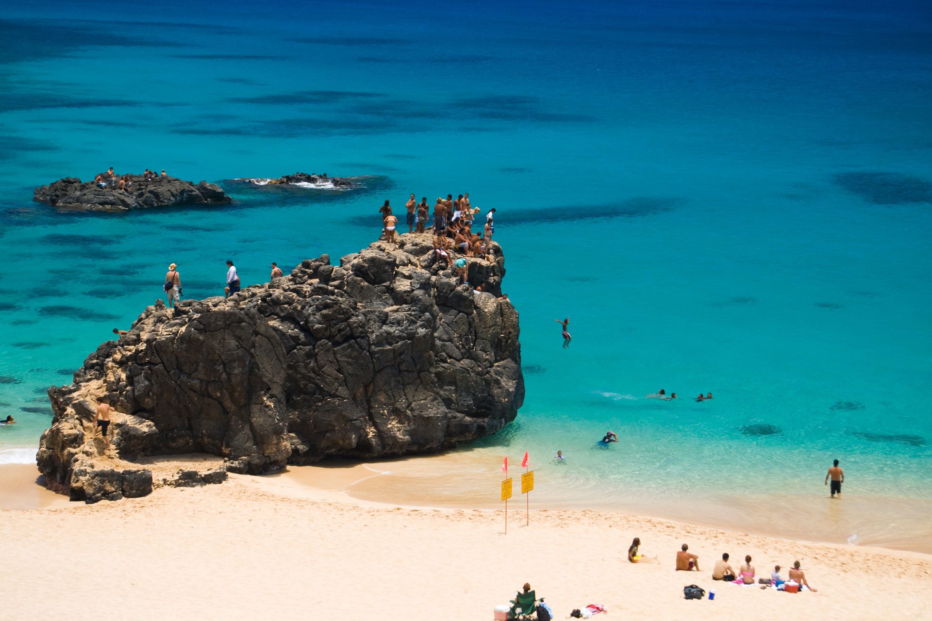 海へダイブできる岩のあるワイメア・ベイ・ビーチパーク ©iStock