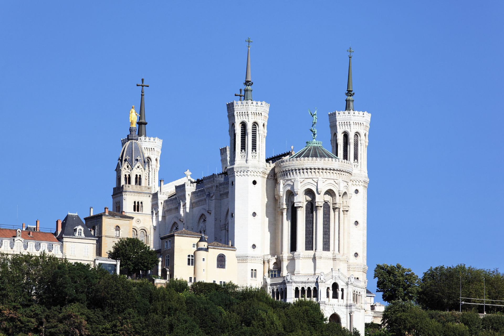 丘の上に建つノートルダム・ド・フルヴィエール・バジリカ聖堂（リヨン）　©iStock