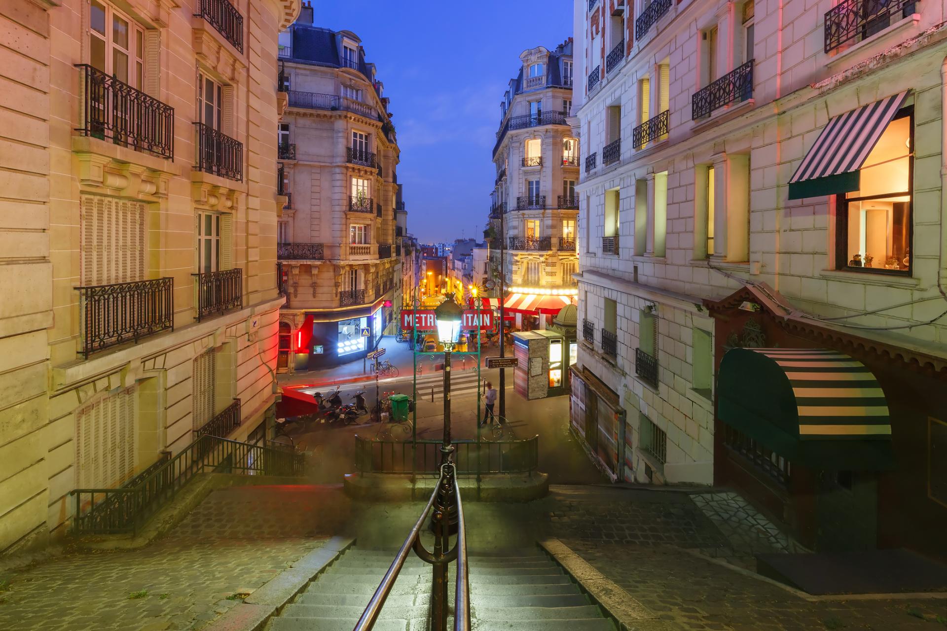 夜のラマルク・コーランクール駅　©iStock