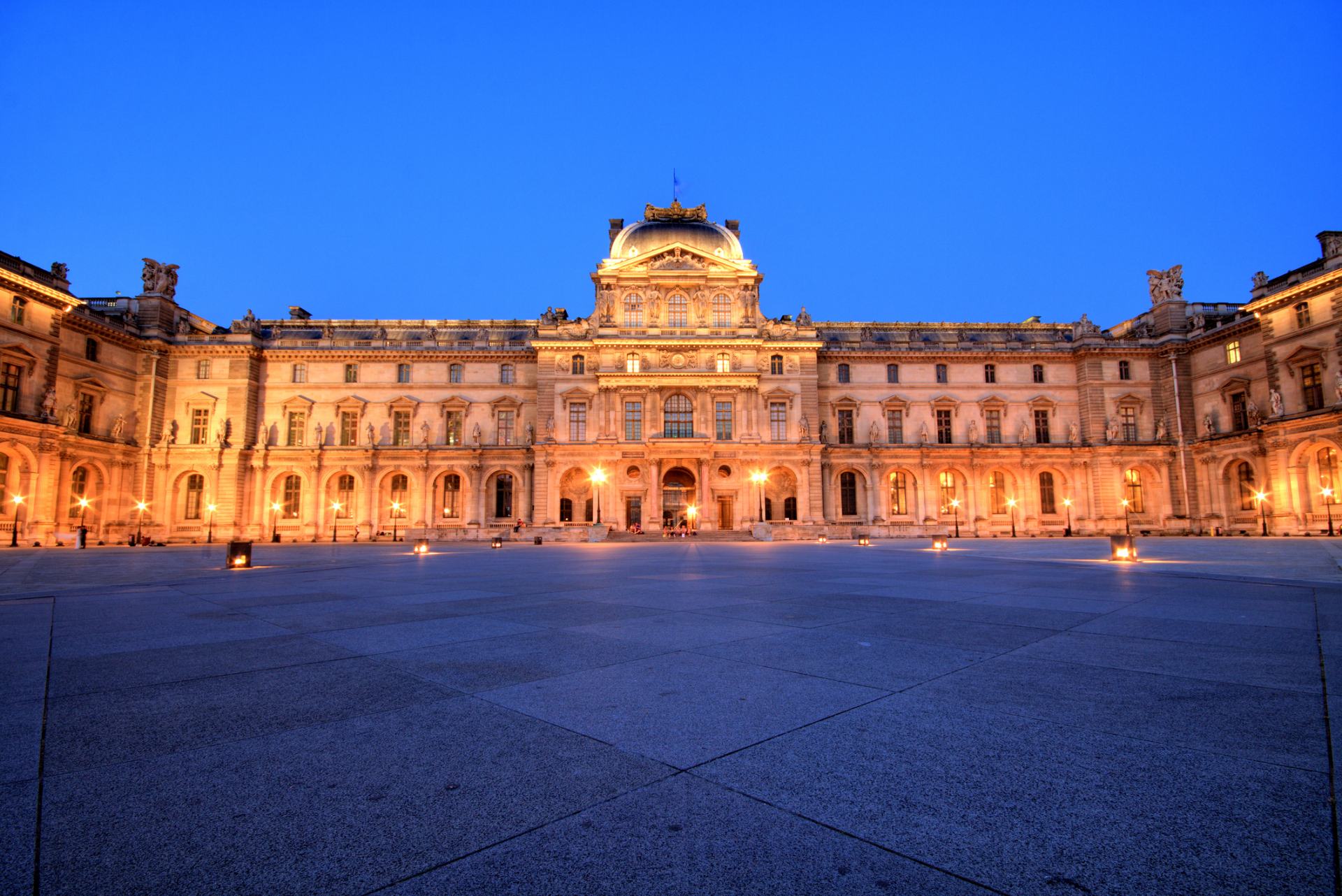 ルーヴル美術館 ©iStock