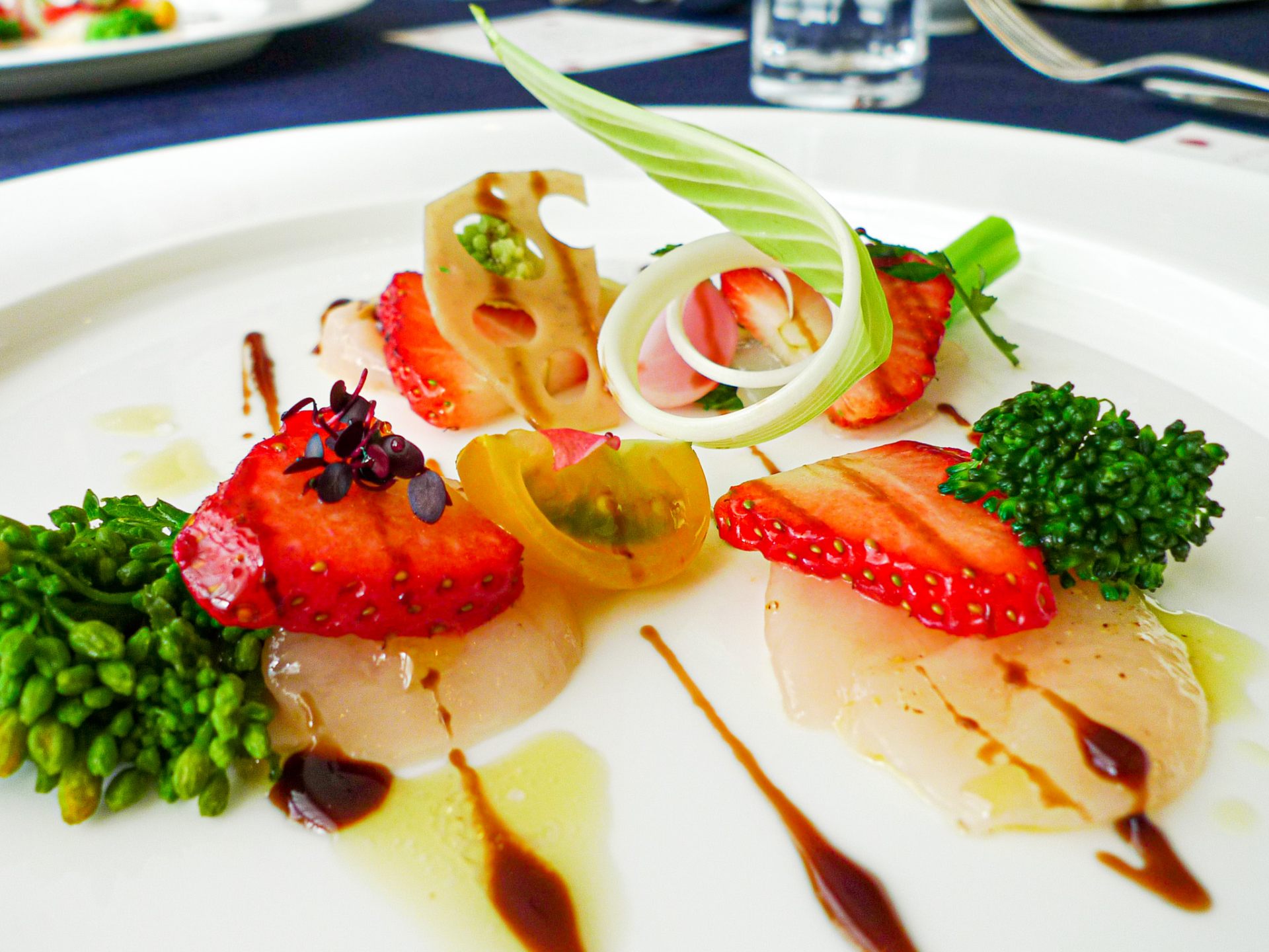  Combinaison of "Hokkaido Scallop and strawberry in Carppacio style"