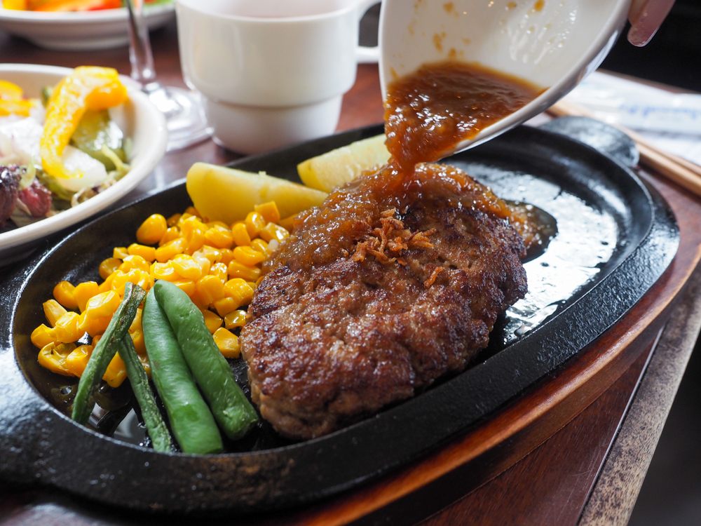  Lunch dish of hamburger with onion sauce "Shalyapin"