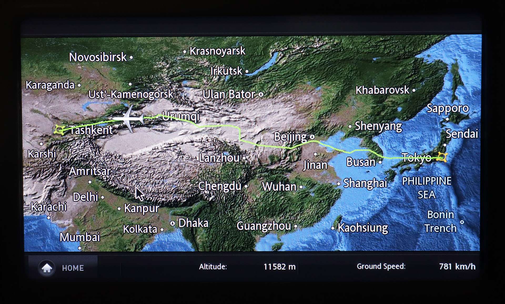 ウズベキスタン航空機内モニターに映されたルート
