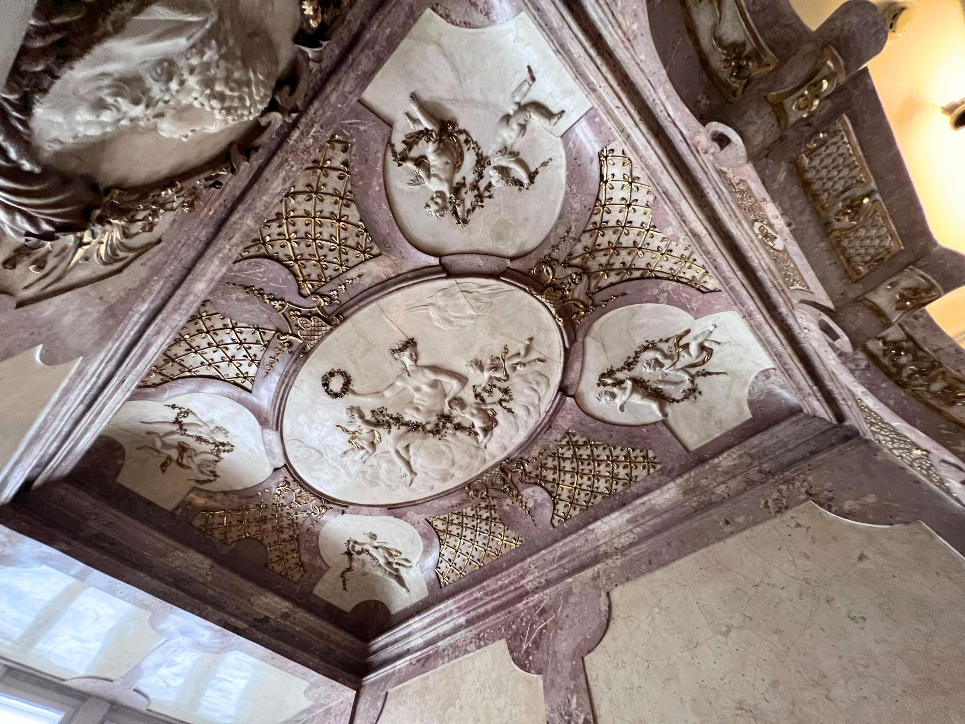 ©オーストリア政府観光局/ TYO
イタリア人芸術家アルベルト・カメジーナによる見事な天井彫刻