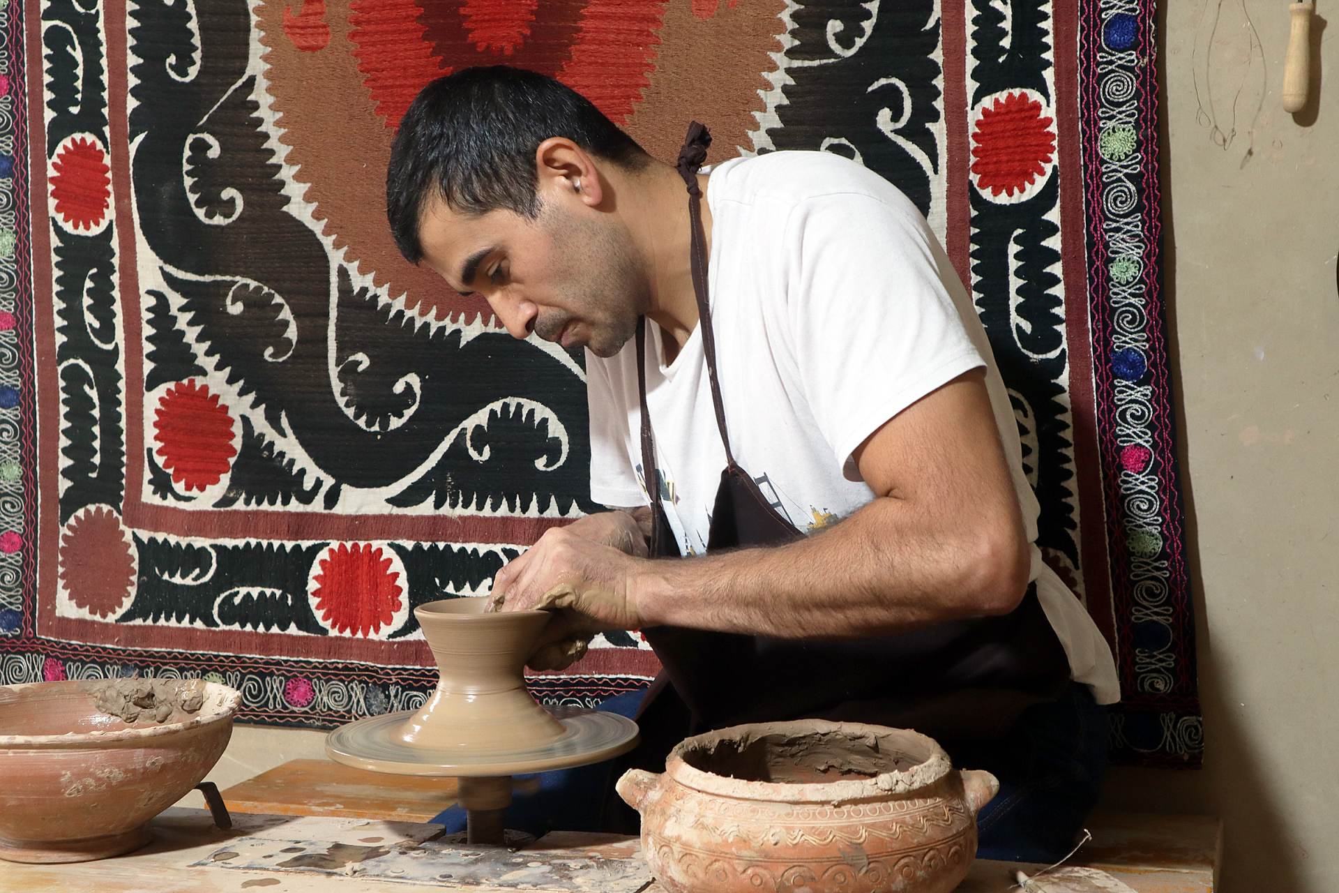 ボボムロドフ工房で陶器制作の匠の技を見る