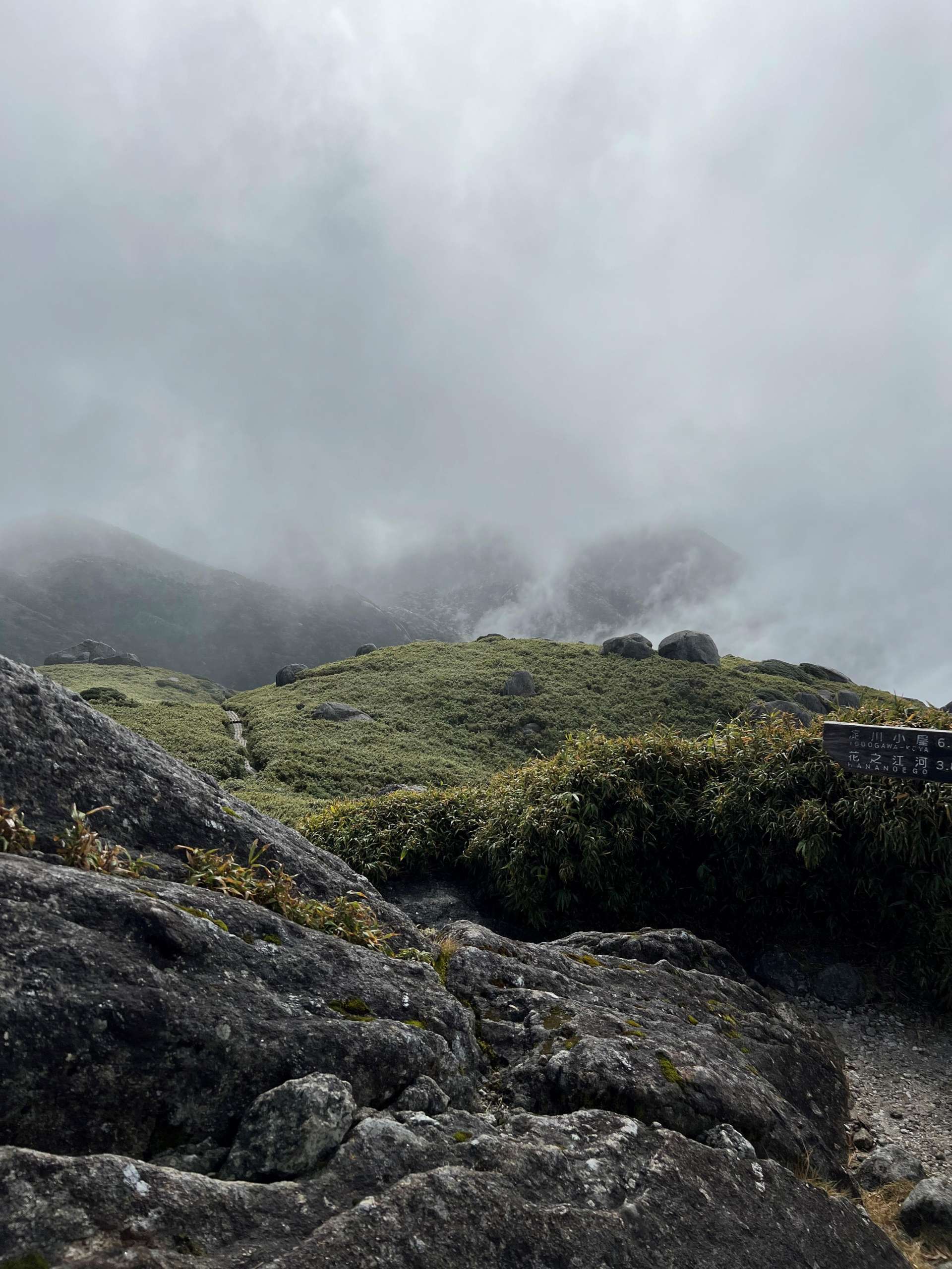 稜線にも大きな岩石が転がり、日本離れした風景を醸し出している。どうやってこの風景が形作られたのか、考えながら歩く