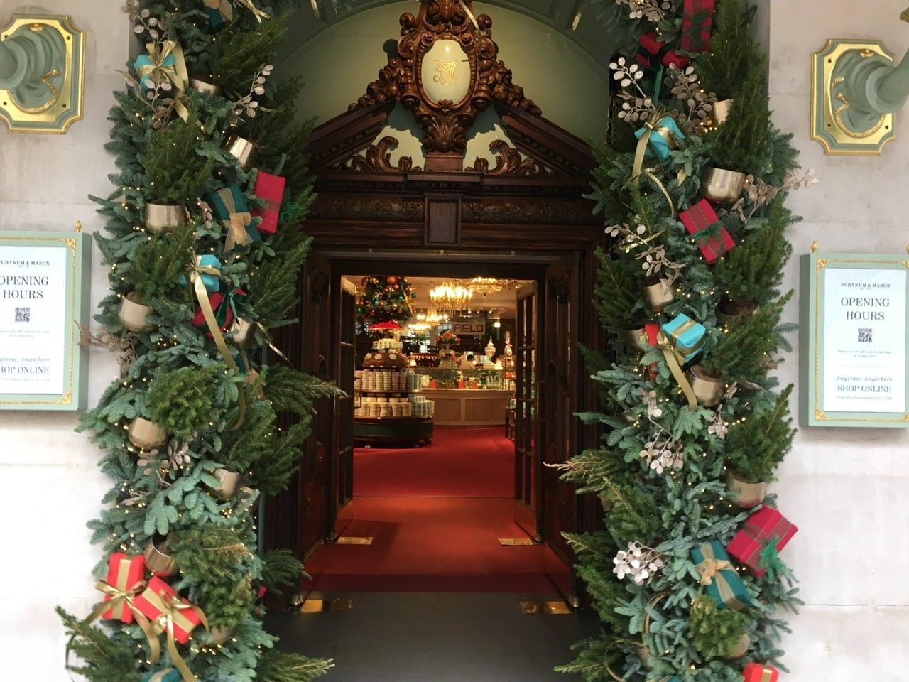 クリスマスライトアップのピカデリー本店クリスマス・マグ～フォートナム＆メイソン