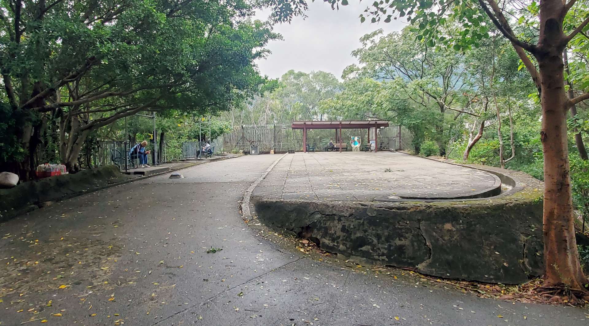 山頂はちょっとした休憩場所＆公園になっています