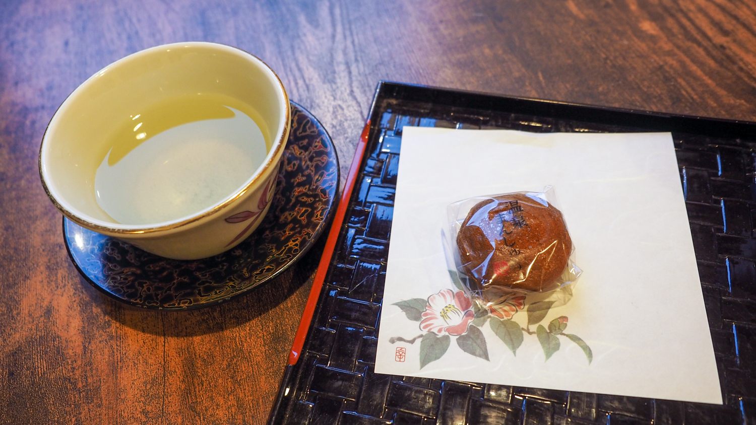 湯浴みの前にお茶とウェルカムスイーツ｜Green tea and onsen manju（traditional Japanese sweets)
