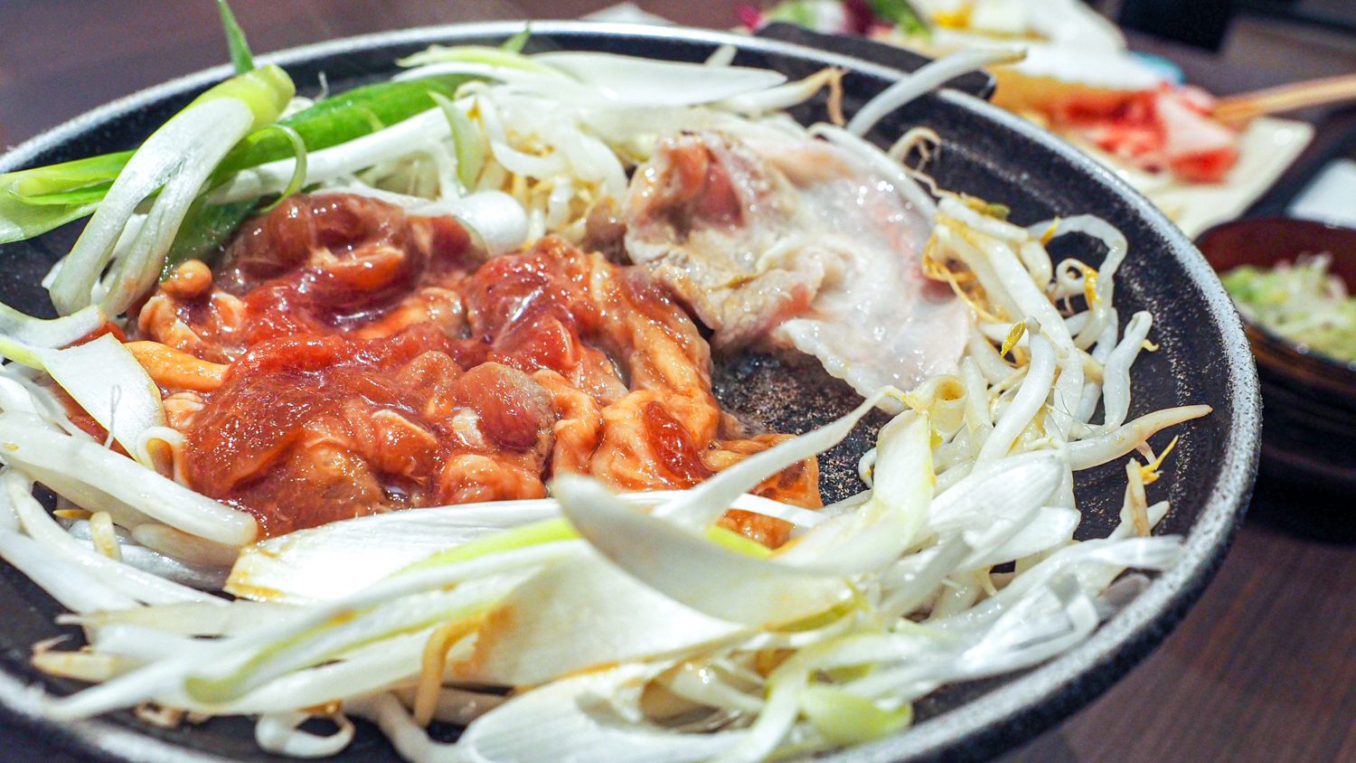 テーブルで焼き立てを味わえる"ジンギスカン"｜One of the most popular Hokkaido local cuisines "Jingisukan"
