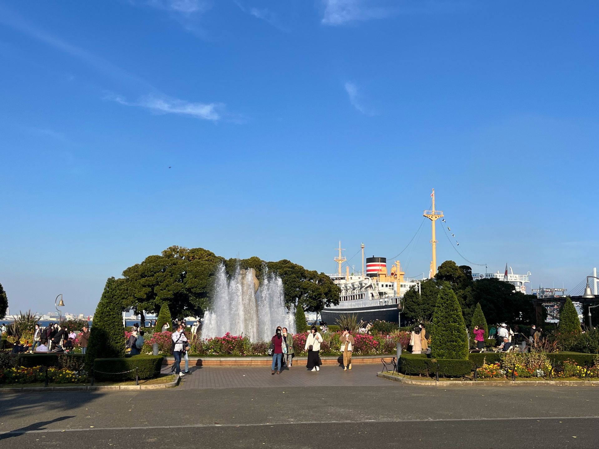 山下公園の先には海と氷川丸