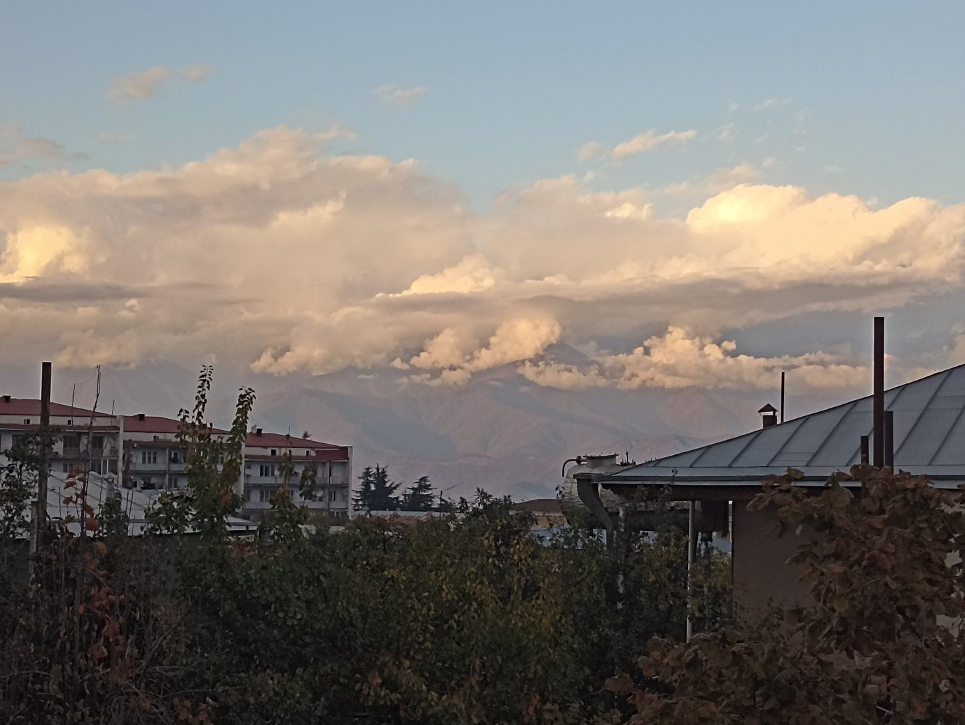バルコニーから見えるカフカスの山々
