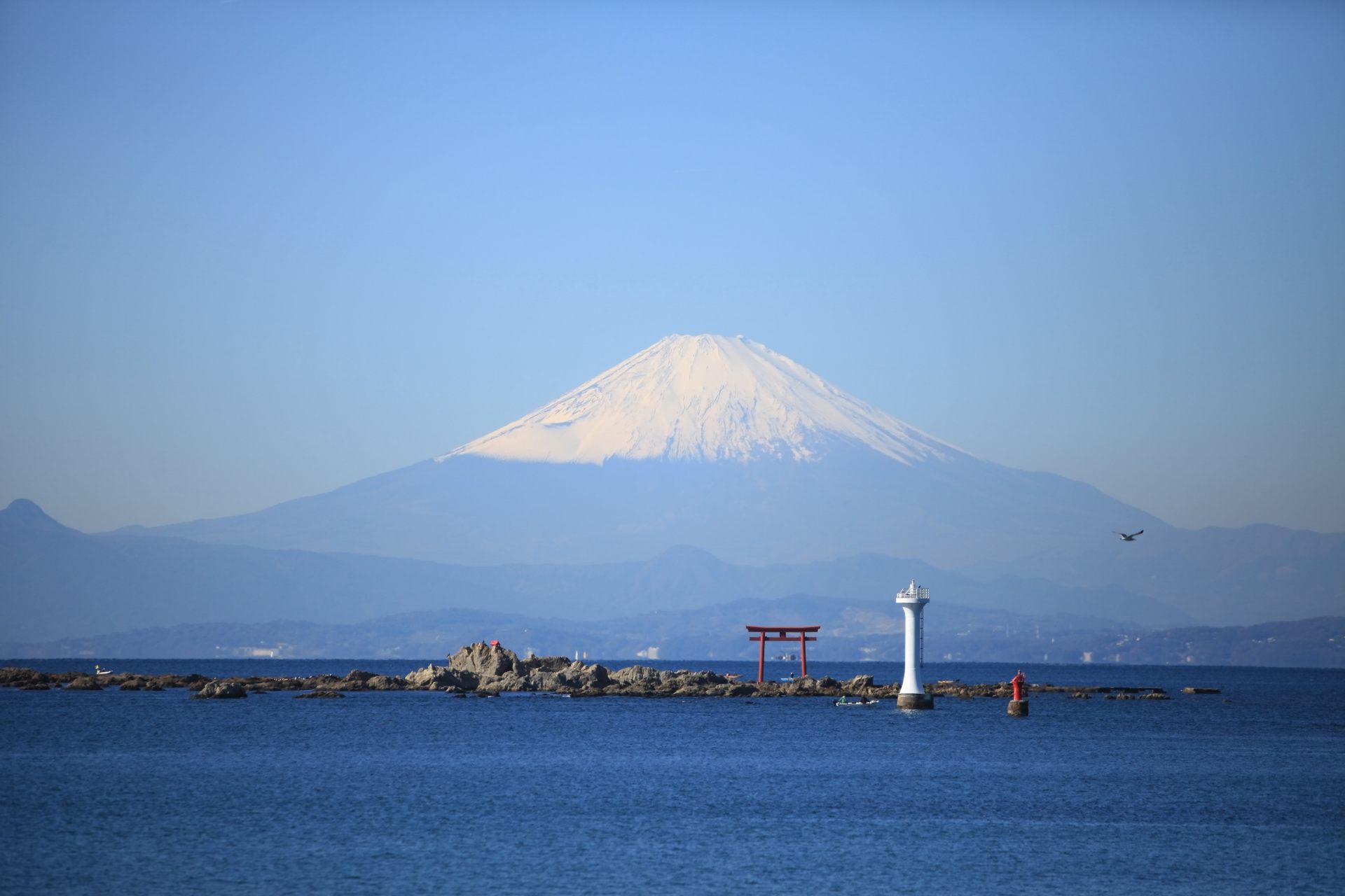 神社裏手の浜辺から沖合 700m に浮かぶ名島