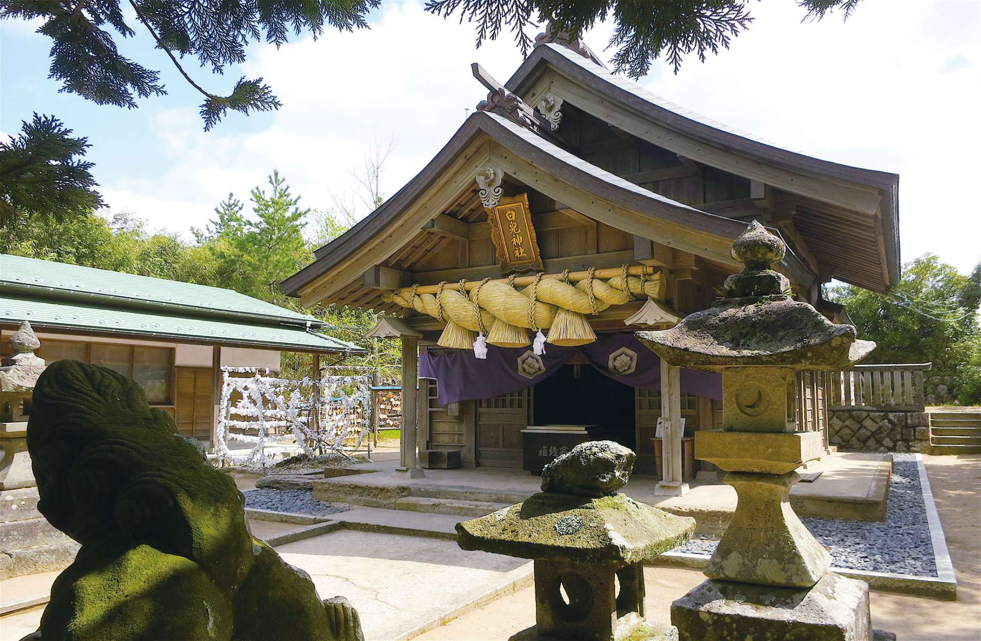 美しい白兎海岸を望む砂丘上の神社