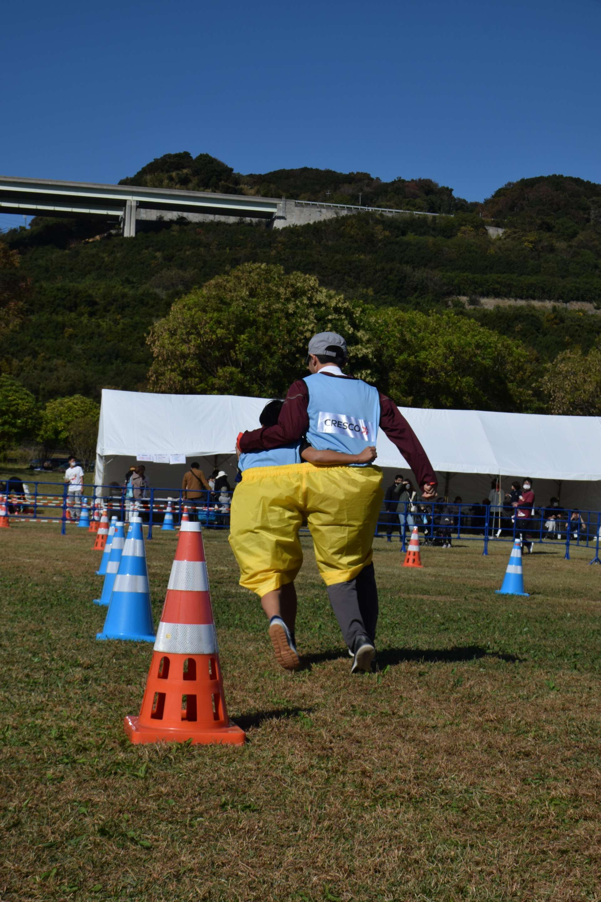 2人で大きなパンツに入って走るでかパン競走