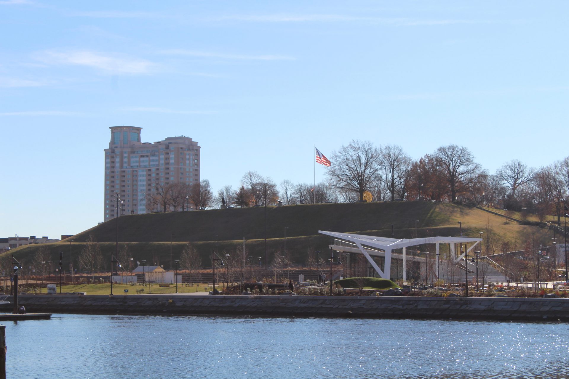 ラッシュ・フィールド公園全景。背後に見えるのはフェデラル・ヒルという史跡のひとつ