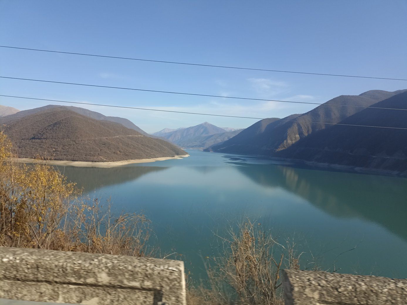 アナヌリ教会があるジンヴァリ貯水池の風景(車窓から)