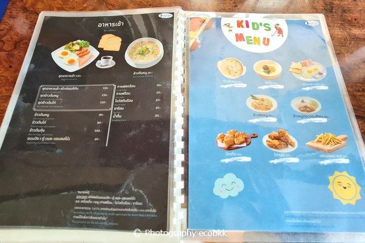 朝食メニュー（左）と子ども用メニュー（右）