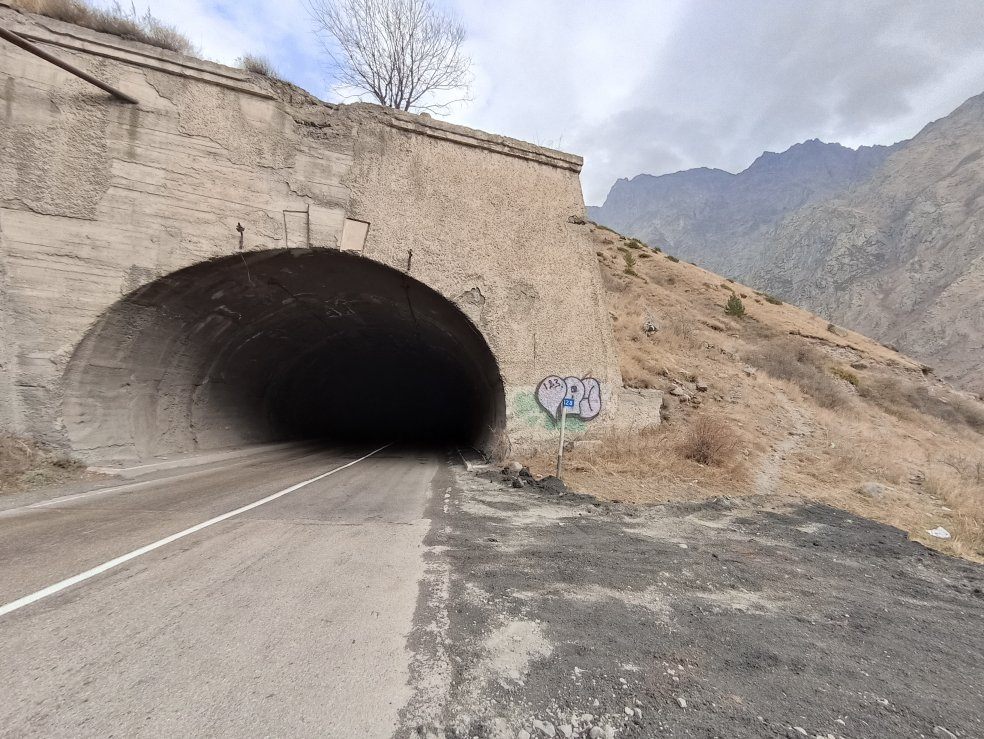 最初のトンネル、右側が脇道