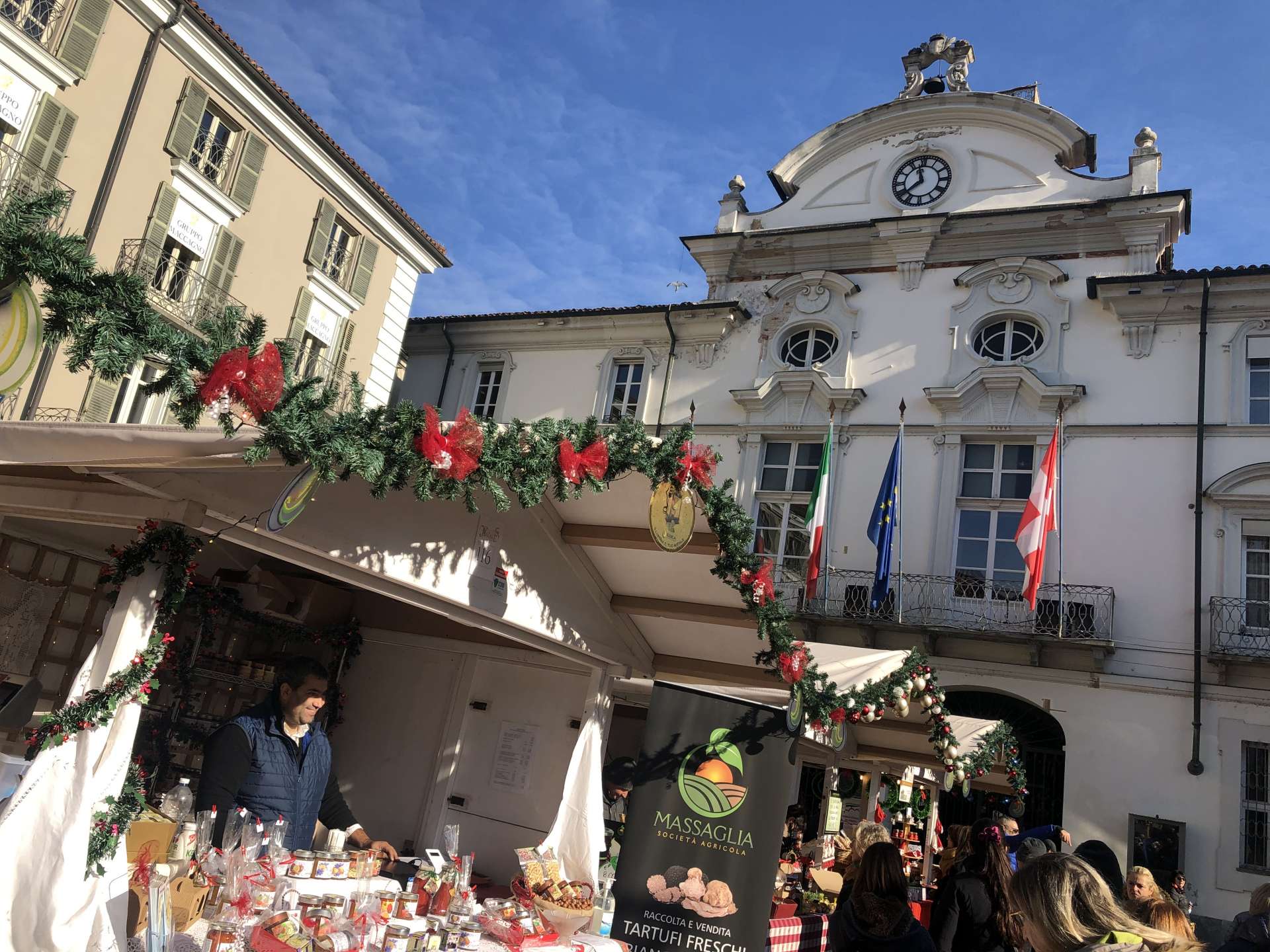アスティ市庁舎前のクリスマスマーケット