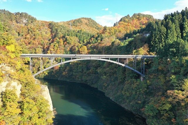上流側からの歳時記橋です。
右側奥に道の駅[尾瀬街道みしま宿](https://www.michi-no-eki.jp/stations/views/19028)、奥の高台が只見川第一橋梁ビューポイントとなります。