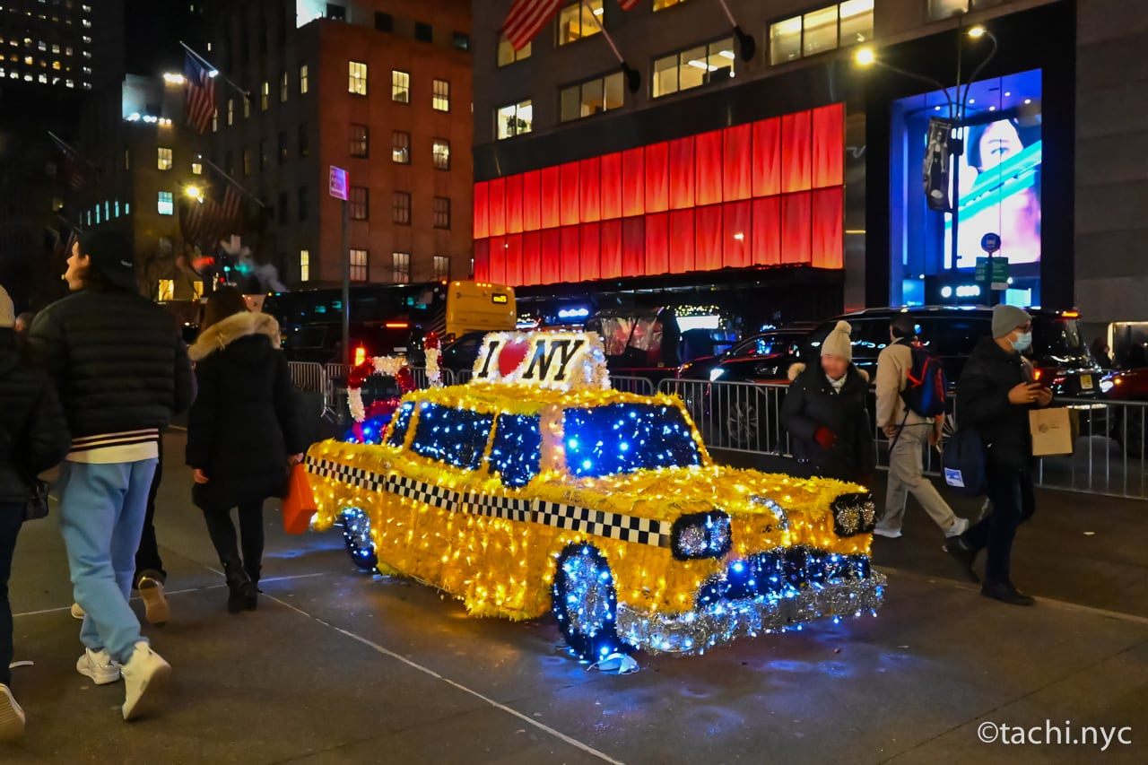 クリスマス・シーズンの5番街のイベント"Holiday Toy Trail"　Christmas Cab
設置場所　653 Fifth Avenue