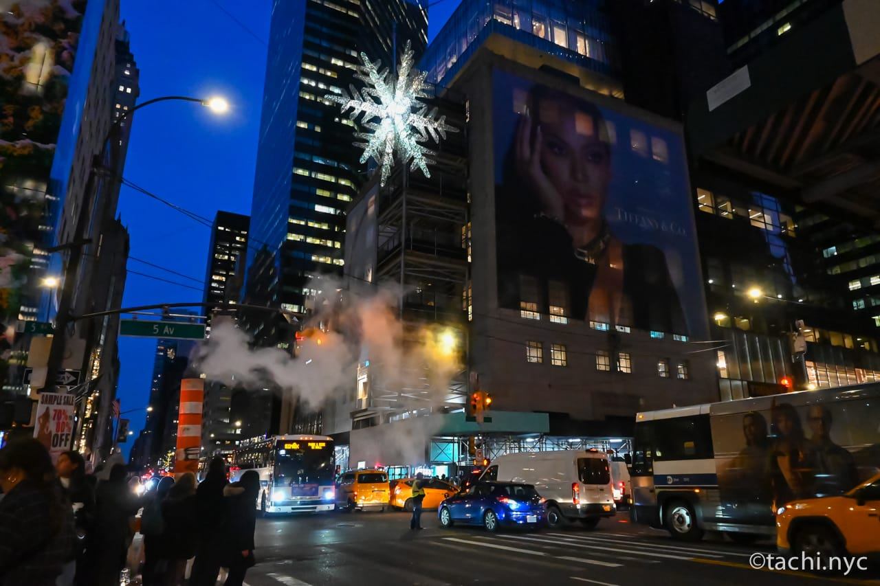 クリスマス・シーズンの5番街を照らすユニセフのスノーフレーク（雪の結晶）　57th street and Fifth Avenue, NY