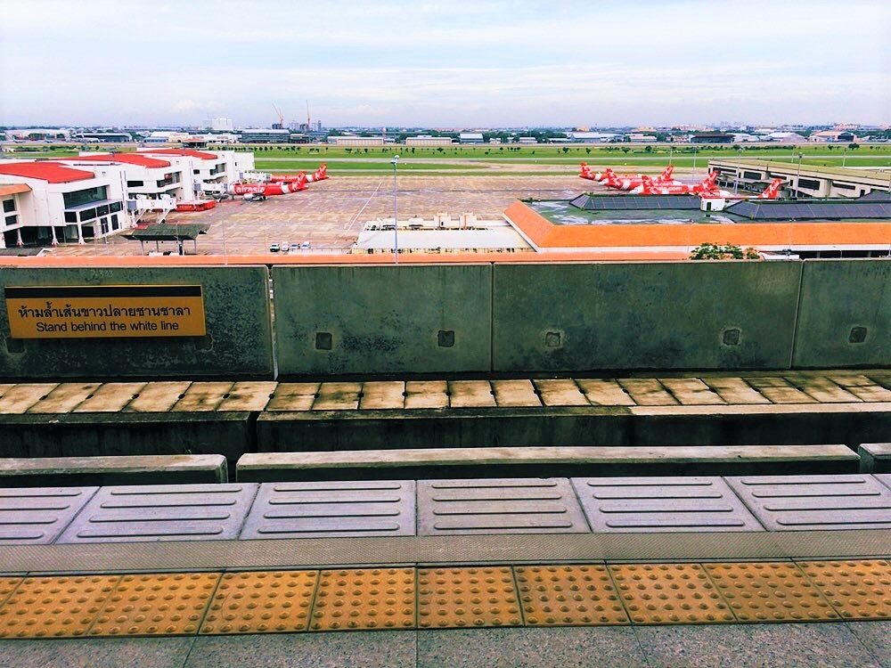 「ドーン・ムアン駅」のホームから一望できるドーン・ムアン空港
