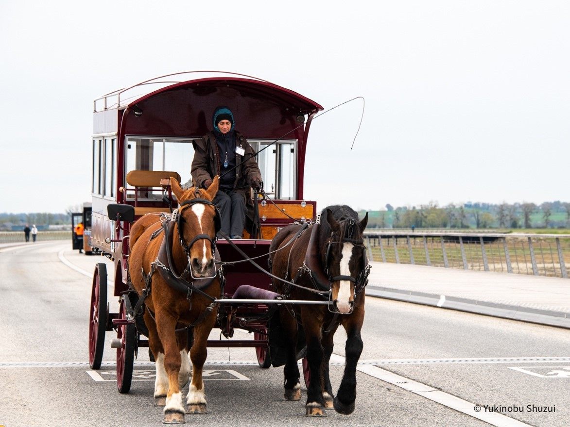 インフォメーションと島をつなぐ馬車