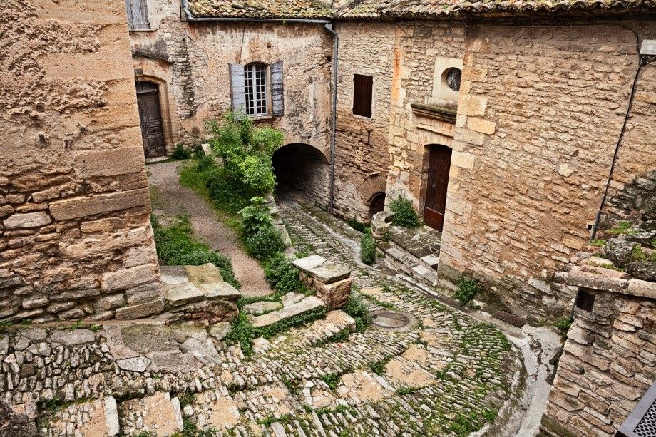 石造りの建物と石畳に囲まれたゴルド村内 ©iStock