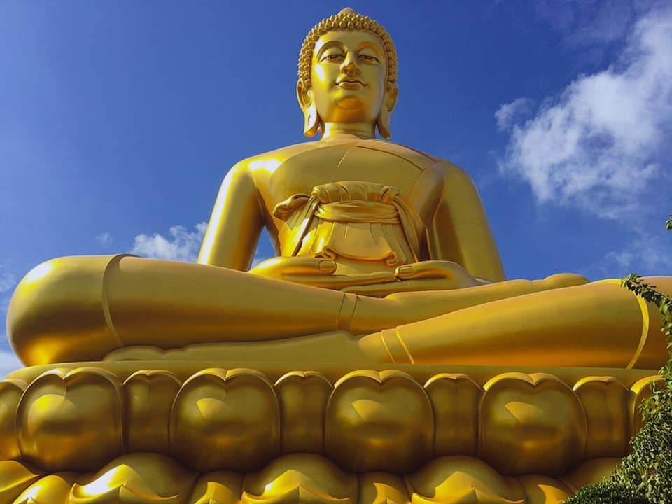大仏塔の隣に建設された「巨大仏像」