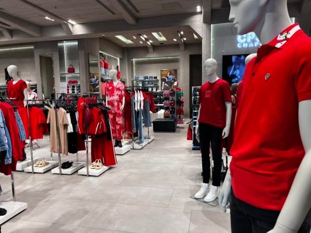 商業施設「ターミナル21」の衣料品店では赤い服が目立つ