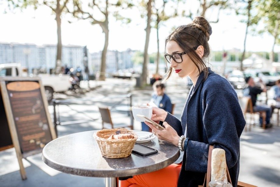 カフェで座りながら道行く人を眺めていると気分も落ち着いてくる　©iStock