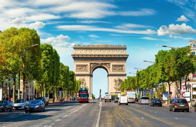 シャンゼリゼ大通りと凱旋門 ©iStock