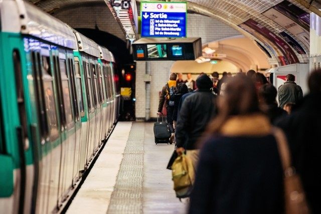 パリの地下鉄駅の様子　©iStock