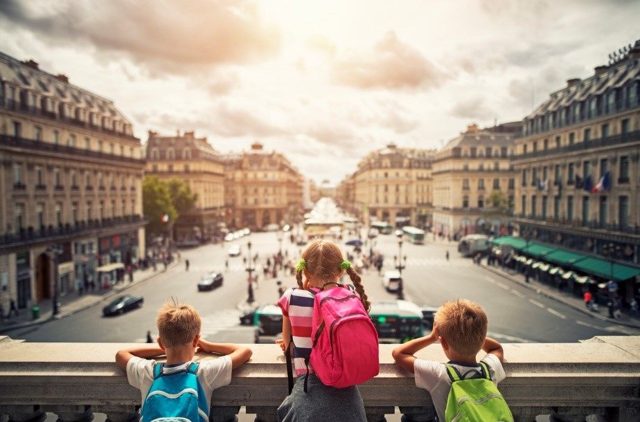 ガルニエ宮のバルコニーから見たパリ市内　©iStock
