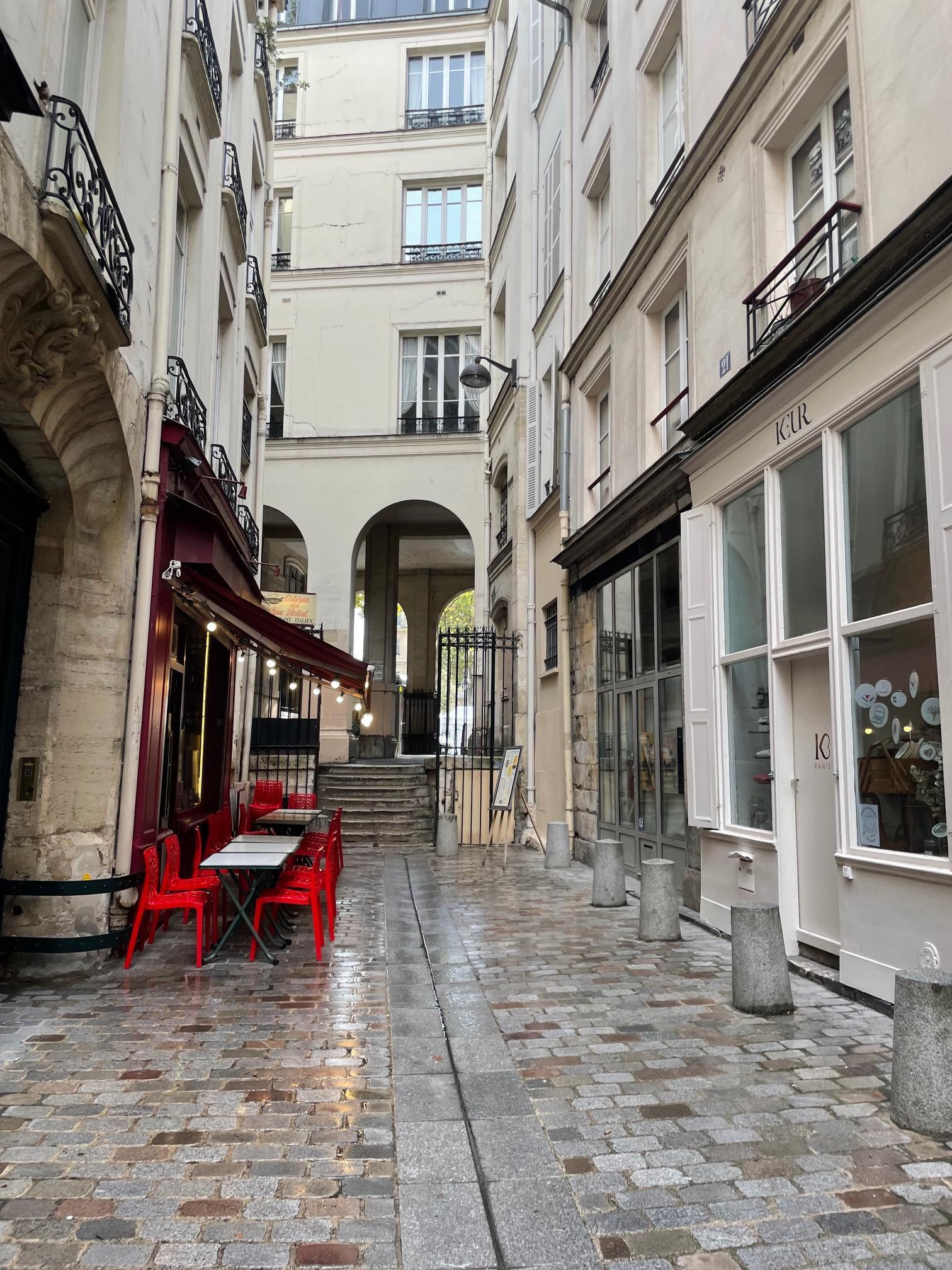 その名もつばめ通りRue de l‘Hirondelle(リュー・ド・リロンデル)