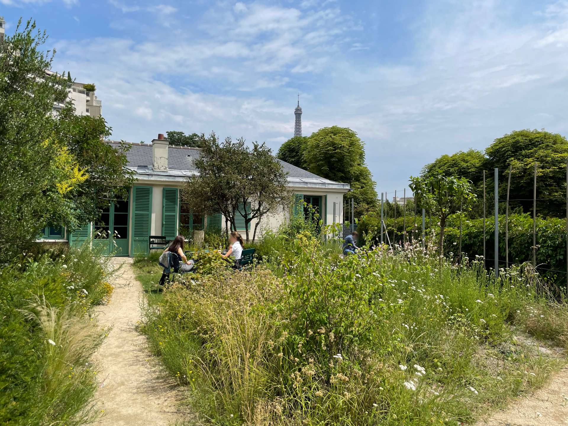 程よく手入れされた庭園で過ごすひとときは、旅の疲れを癒してくれます。