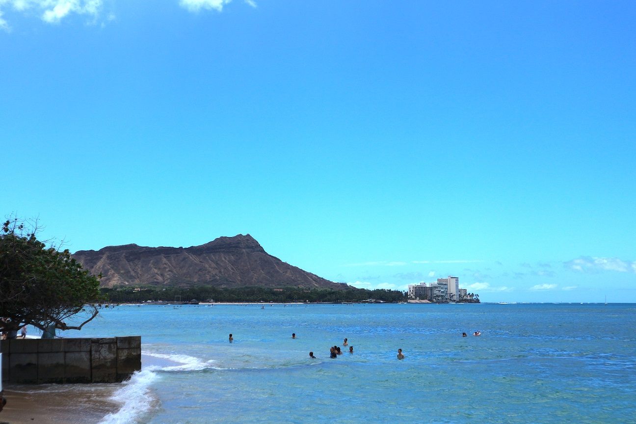 ワイキキ・ビーチで海水浴を楽しむ人々