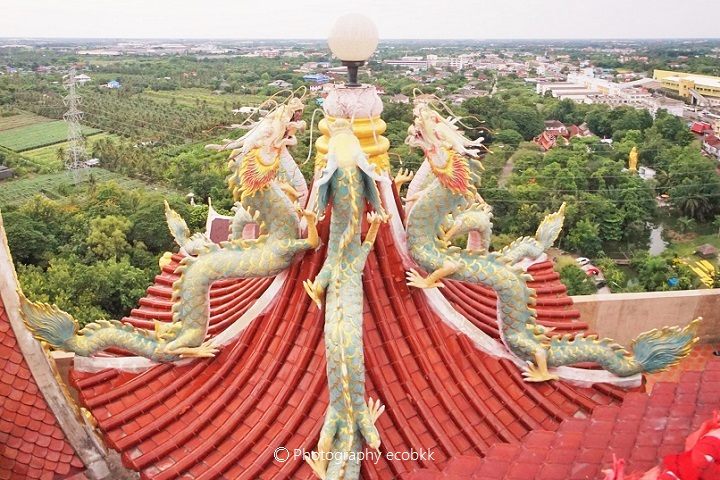 屋根の上には複数の龍