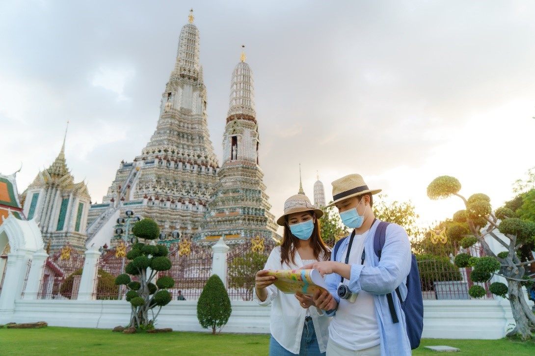 タイを観光する人々