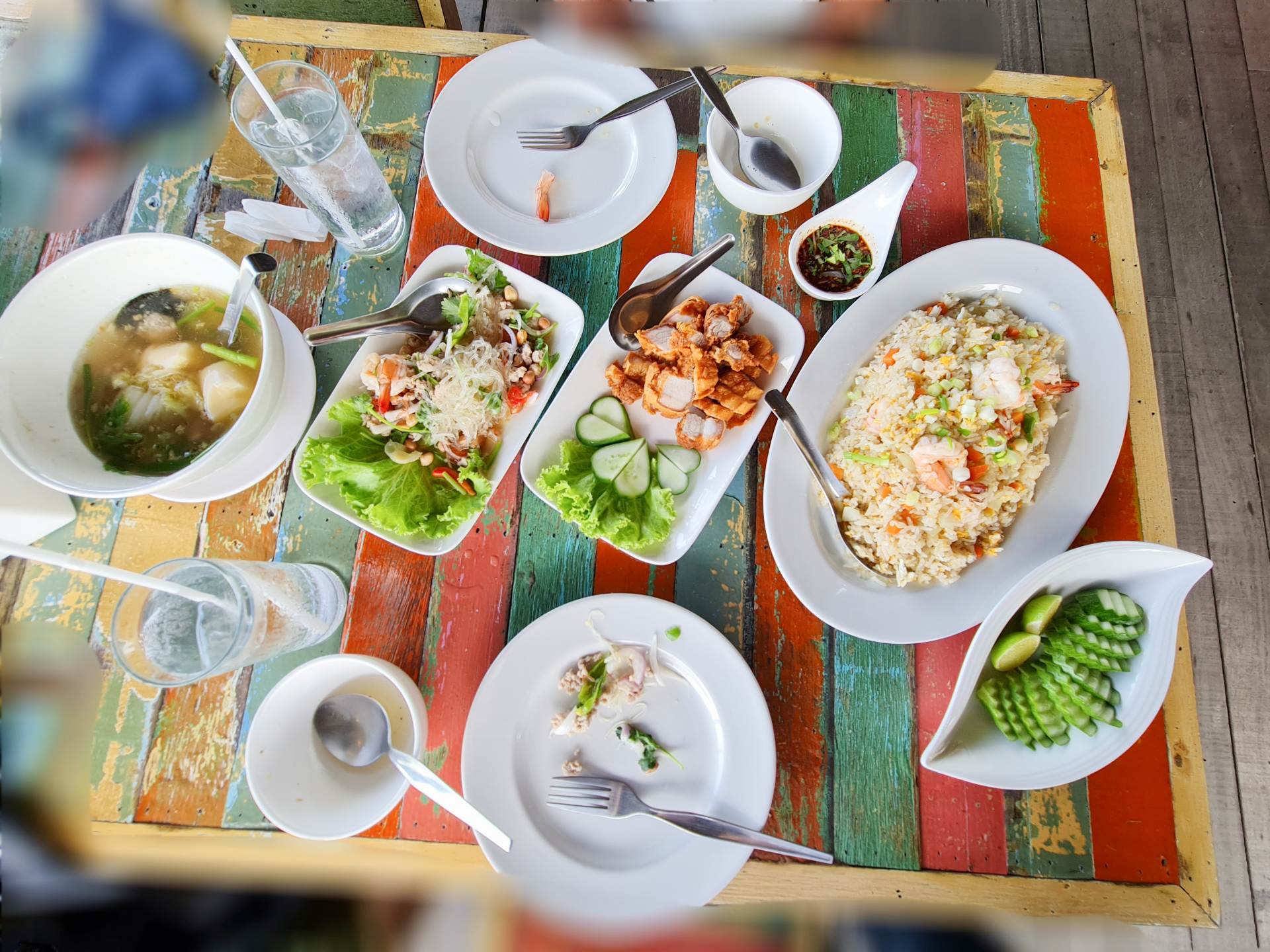左から順に、ゲーンジュー（ト）タオフー（豆腐のスープ）、ヤムウンセン（春雨サラダ）、ムートート（揚げた豚肉）、カオパット・クン（エビチャーハン）