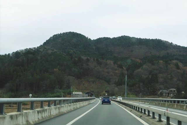 塩手山トンネル西側より↑(向かって左が北峰)
山体には、福島~相馬間を繋ぐ東北中央道の塩手山トンネルが貫いています。