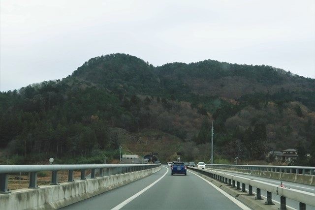 塩手山トンネル西側より↑（向かって左が北峰）
山体には、福島～相馬間を繋ぐ東北中央道の塩手山トンネルが貫いています。