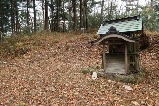 北峰直下に建つ手長明神の祠↑
その左脇を抜けて北峰のピークから一旦下って登り返します。