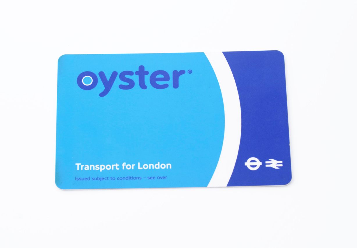 こちらはロンドンの地下鉄やバスなどを利用できるoyster。都度切符を買うよりも安く移動できとても便利。